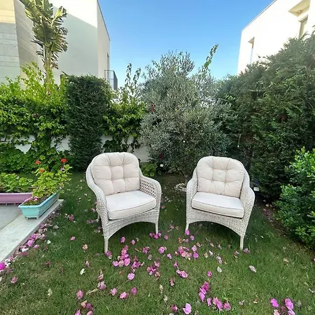 Huzurlu Sitede Konforlu Villa